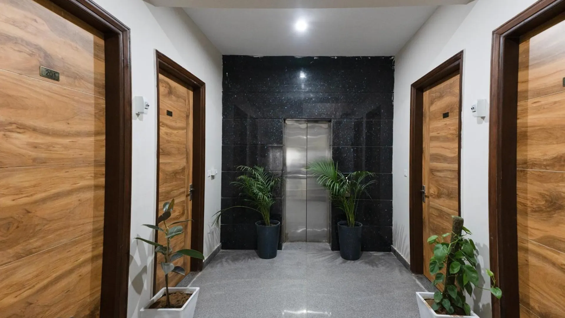 The Lodgers Luxury 1 Bhk Serviced Apartment In Gurugram Near Millennium City Centre Metro Gurgaon India