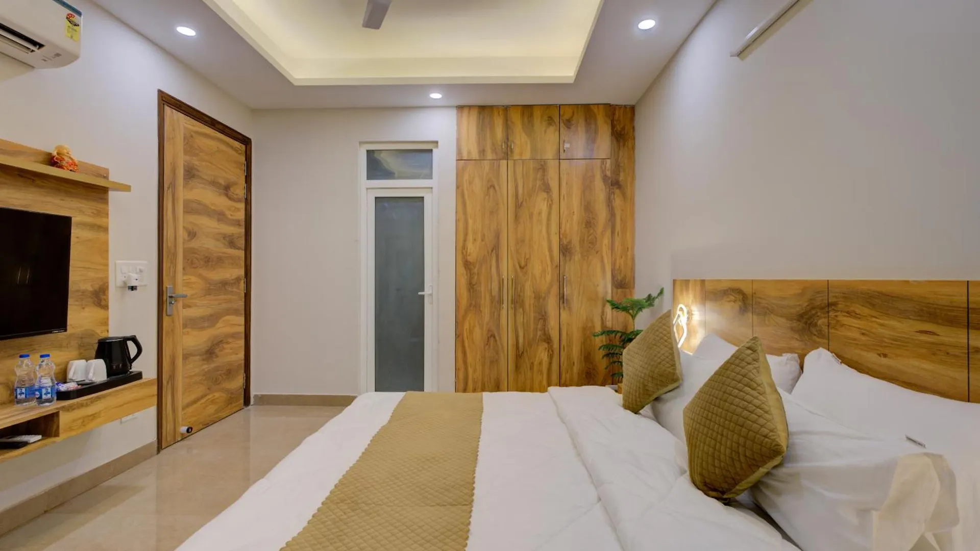 The Lodgers Luxury 1 Bhk Serviced Apartment In Gurugram Near Millennium City Centre Metro Gurgaon India